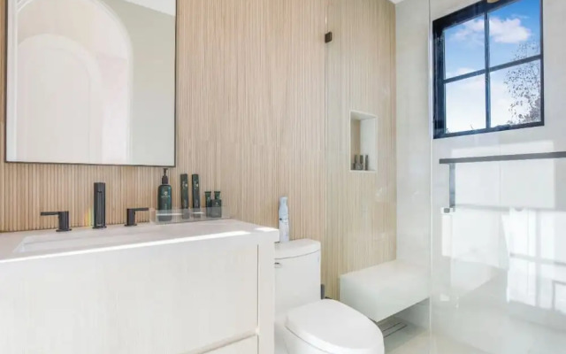 Villa Camellia - Charming 5 BR Home in the Heart of Studio City