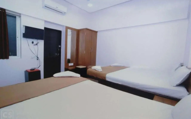 Rajhuns Deluxe Lodging