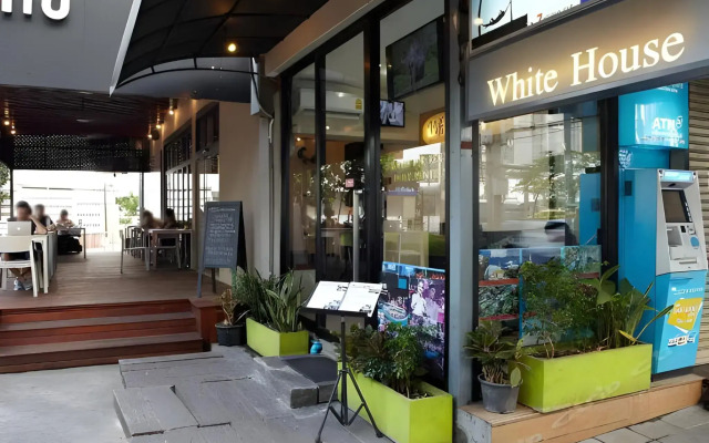 White House Asoke Sukhumvit 18