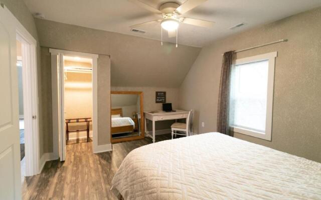 Spacious Rustic Downtown Market St 1 Bedroom Apt, Sleeps Up to 5, Steps to Honeywell & Eagles Theatre