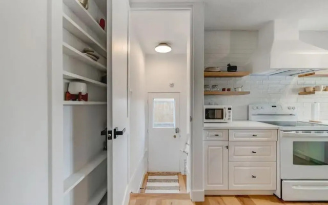 The Elm, 4 Bed Bungalow with Backyard and Firepit