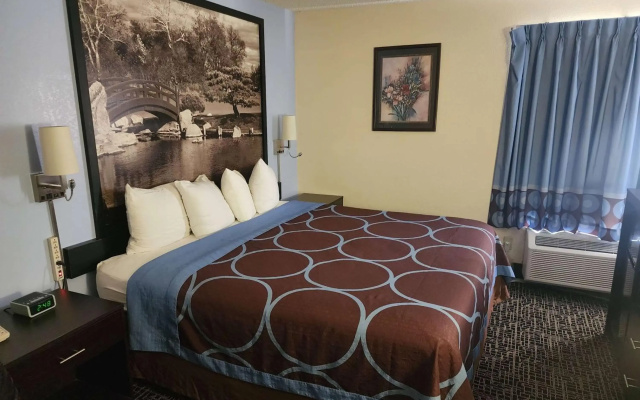 Super 8 by Wyndham Galesburg