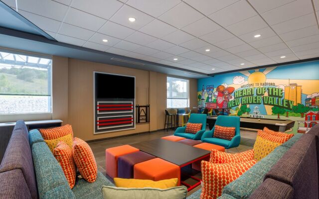 Tru by Hilton Radford, VA