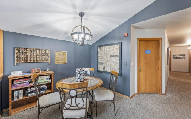 All Seasons River Inn