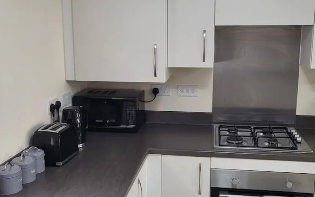 Inviting 6-bed House in Nuneaton