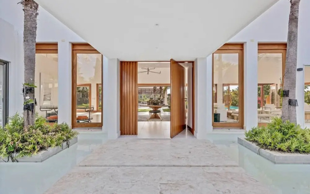 Modern Oasis Stunning Views of Golf Course River