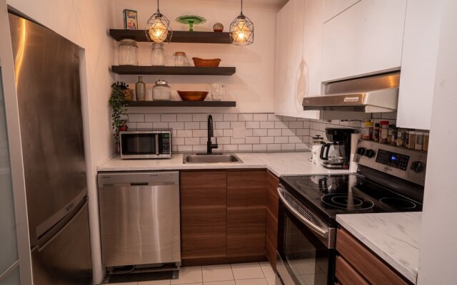 SUPERB 1 Bed Apt. Steps Away From Metro