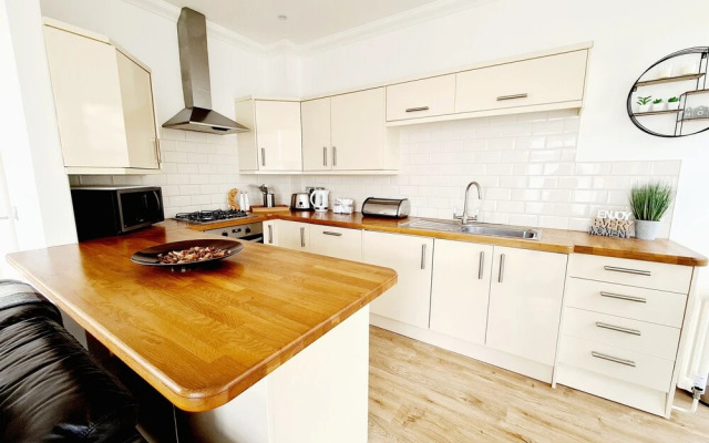 Seas the Day - Luxury Beach Apartment - Sleeps 4