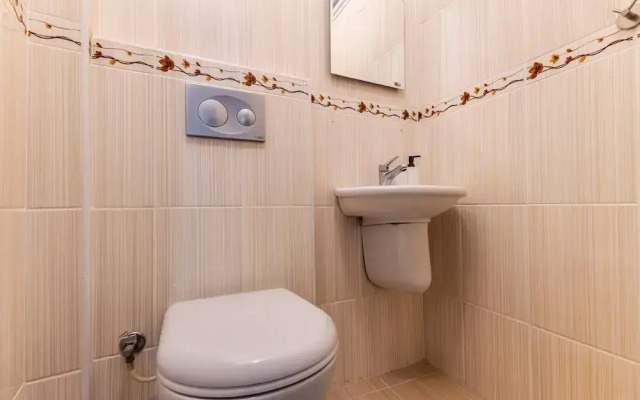 Spacious Flat w Balcony 3 min to Bagdat Ave