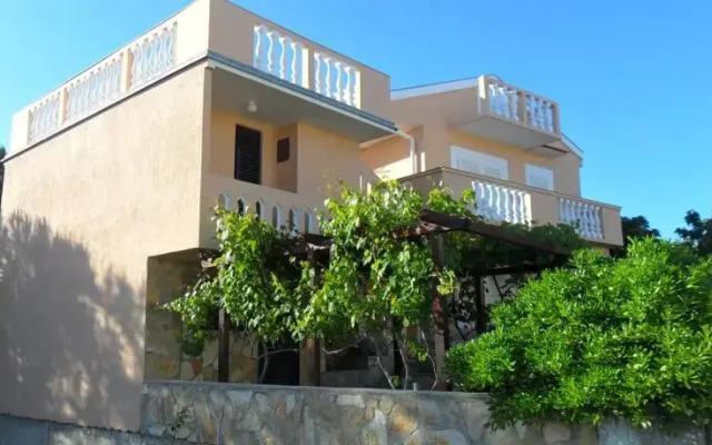 Apartments Dora
