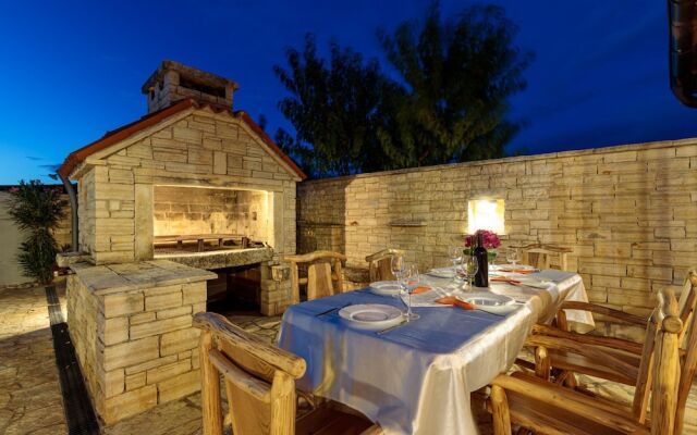 Pool & Fun House Betiga 1 With gym