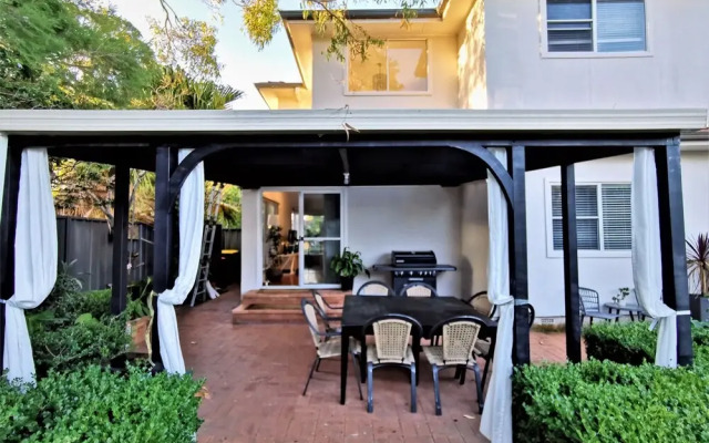 Comfy 4 Bedroms Corner House