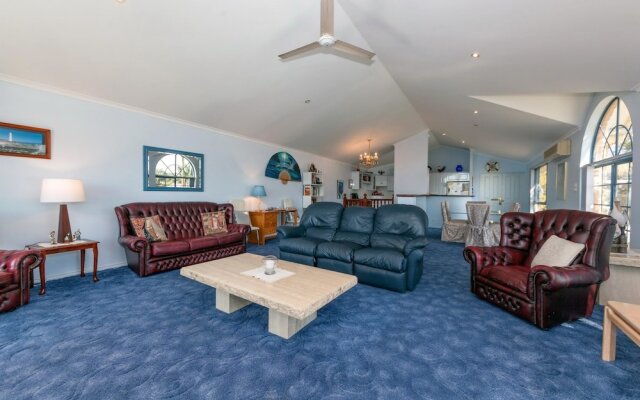 Tah Villa, 1/68 Marine Drive