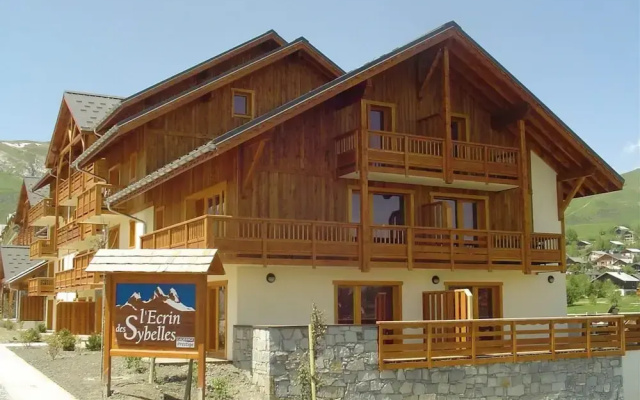 Spacious Apartment 500 m. From the Slopes of Les Sybelles