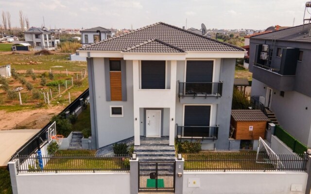 Villa With Pool Garden and Terrace in Antalya