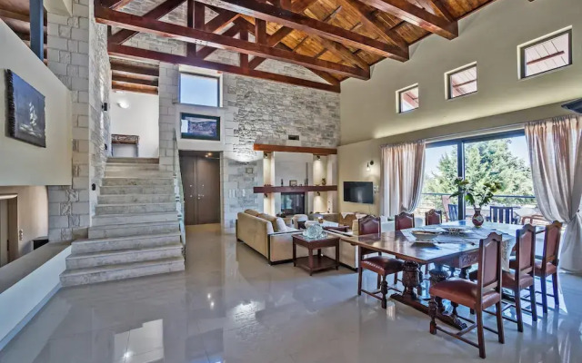 Dreamcatcher Villa Outdoor Indoor Pool hot tub