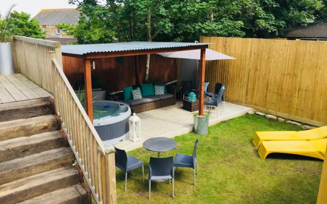 8 Bedroom Beach House, in Bournemouth and hot tub