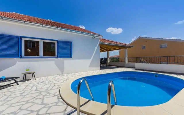 Charming Villa in Jasenice With Pool