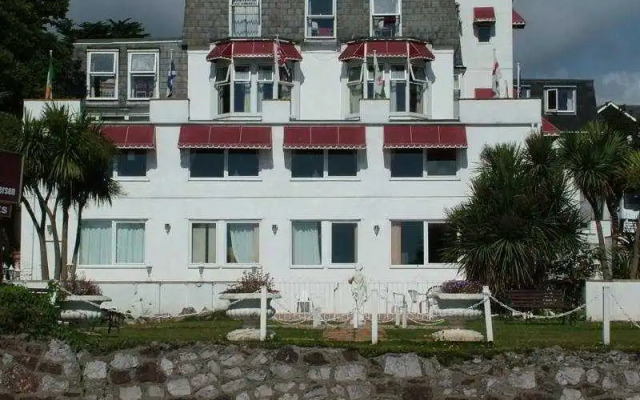 Waters Edge Hotel
