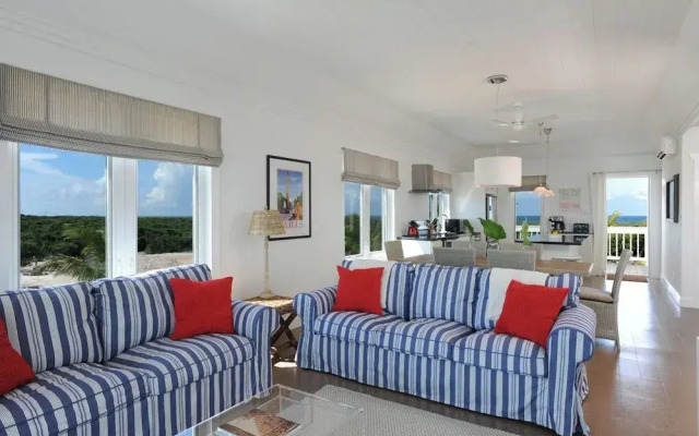 Oceanfront Hideaway: Luxurious Retreat With Stunning Views