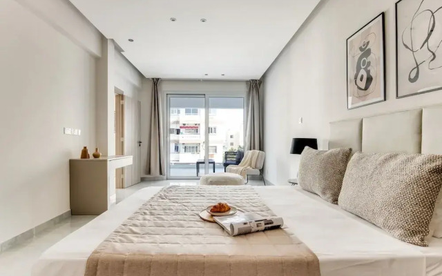 Sanders Crystal - Lovely  2-bdr Apt w Balcony