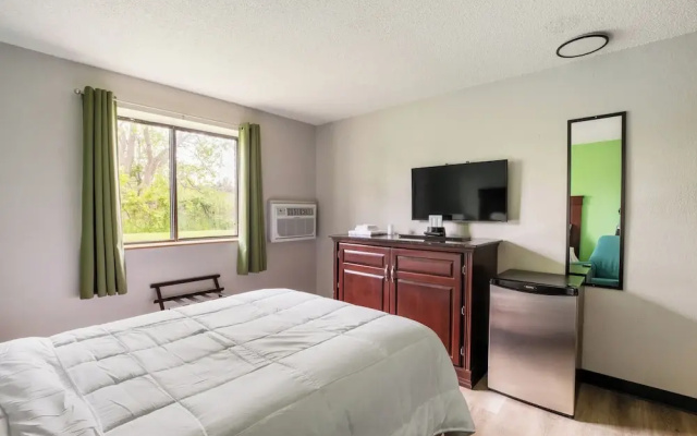 Super 8 Motel - Lansing