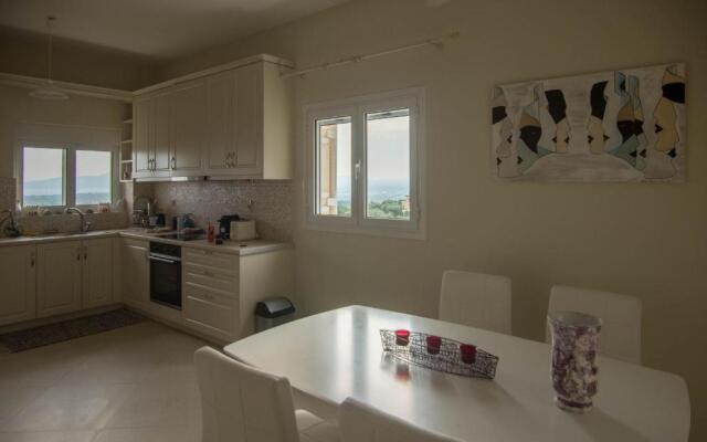Lovely 3-bedroom Rental Unit With Alluring Views