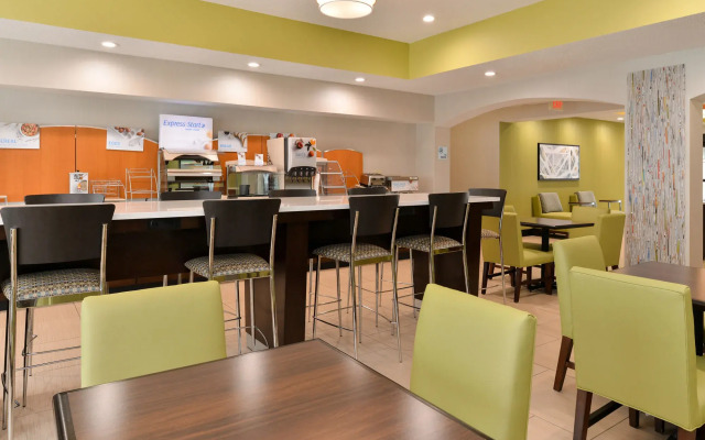 Holiday Inn Express Hotel & Suites Cincinnati-Blue Ash by IHG