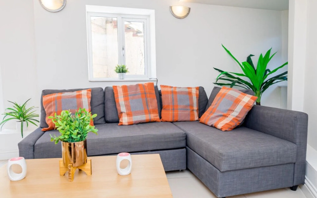 Lovely 2 Bedroom Apartment With Free Parking