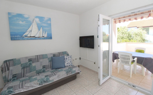Apartment Uga2 - 70m from the beach: A2-prizemlje Mandre, Island Pag