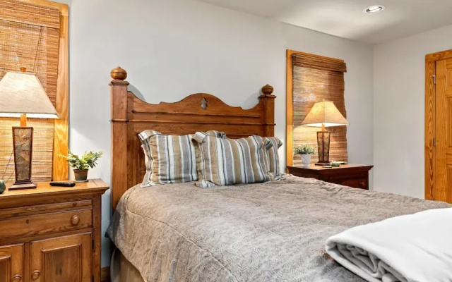 Retreat at Wintergreen Pool Access Grill