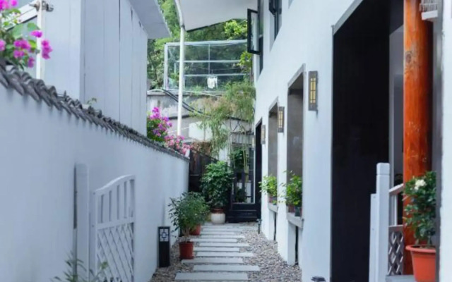 Xixia Xiaozhu Boutique Hote(Xihu Duanqiao shop)）