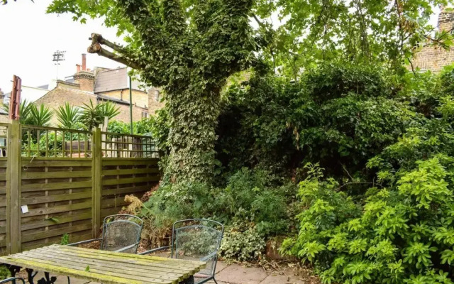 Fantastic 2 Bedroom Shepherds Bush Garden Flat