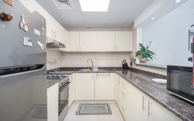 Modern 1-bed With Scenic Golf Course View