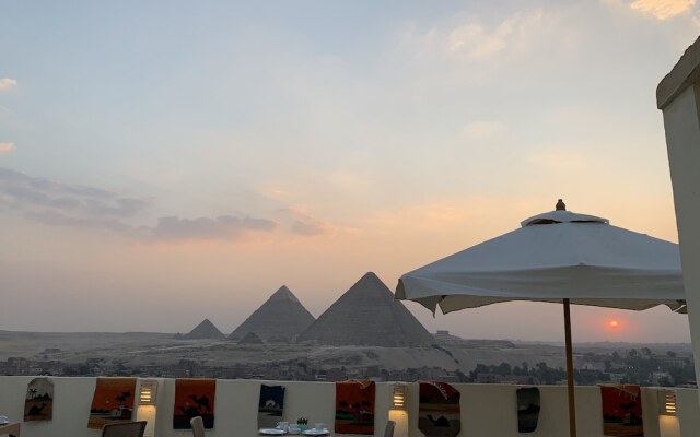 9 Pyramids Inn