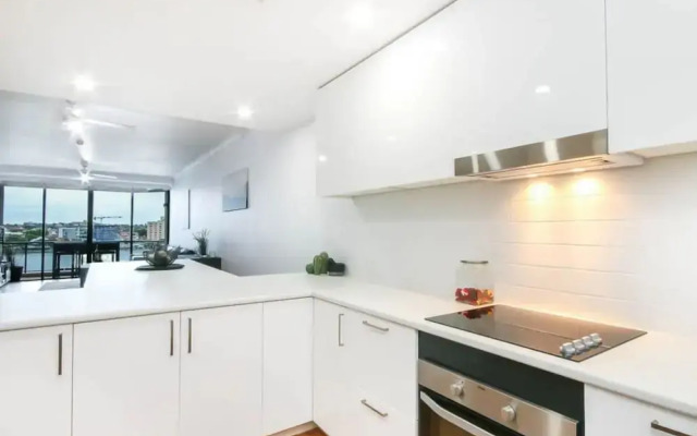 Modern 2 Bedroom River View Apartment in Docklands
