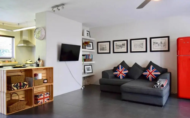 Trendy Home In Secure Complex With Mountain Views