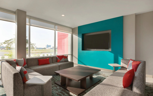 Holiday Inn Express Savannah - Gateway
