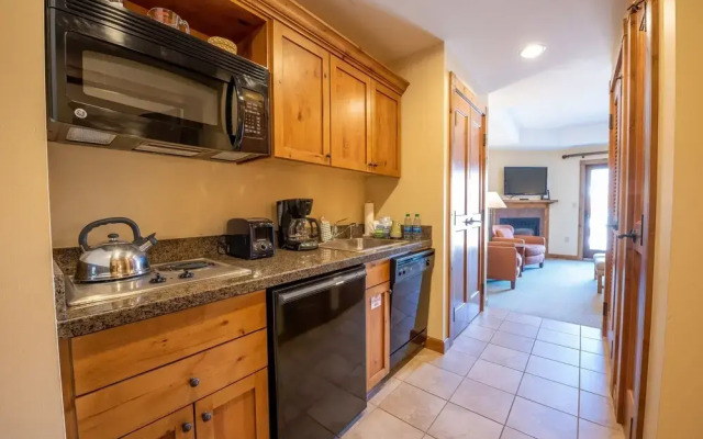 Comfortable Studio Efficiency Unit With Balcony Over Mountaineer Square Condo - No Cleaning Fee! by RedAwning