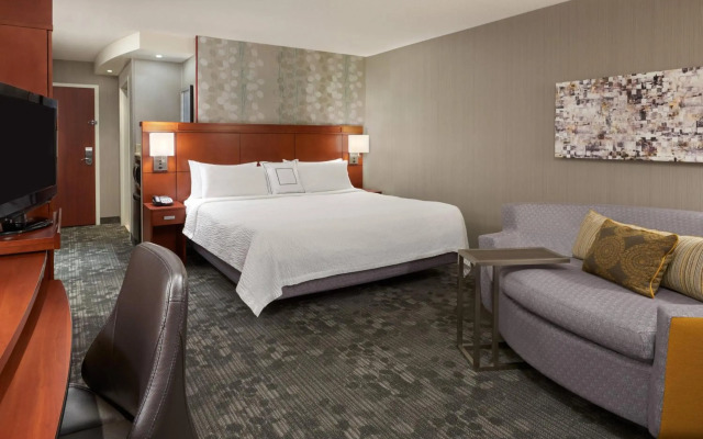 Courtyard by Marriott Kingston Highway 401/Division Street