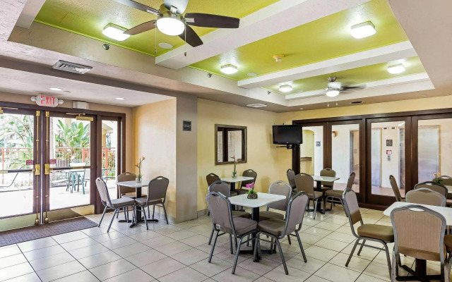 Boca Suites Deerfield Beach, SureStay Collection by BW