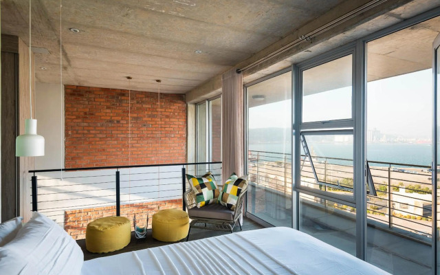 The Bond Square by AirAgents