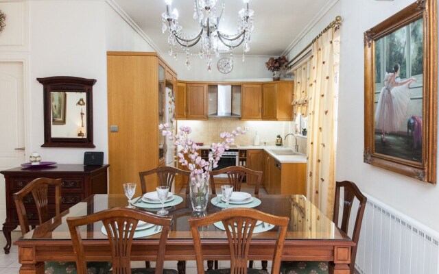 Deluxe 2 Bedroom apt in Petroupoli