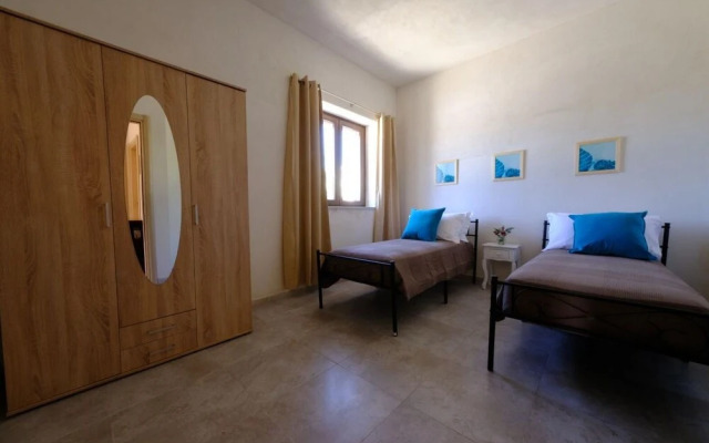 Tenuta con due Abitazioni Indipendenti e Piscina