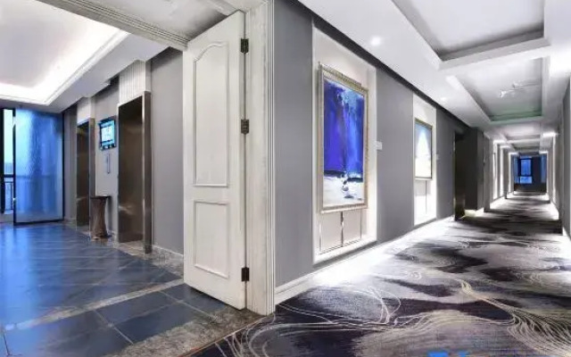Five Elements Hotel (Wuhou New Town Shuangliu Airport CuQiao Subway station)