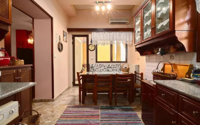 Spacious Central Apartment w h Free Parking Spaces