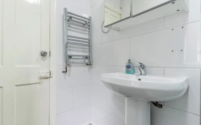 2 Bedroom Apartment - Parking, Wifi, Central