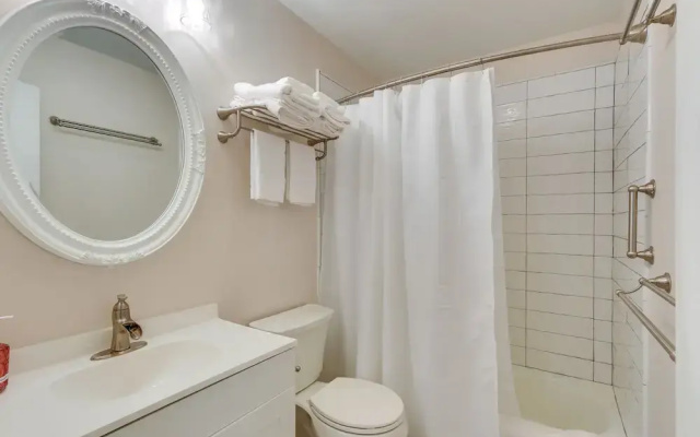 Pet-friendly Berryville Home: Walk to Main Street!