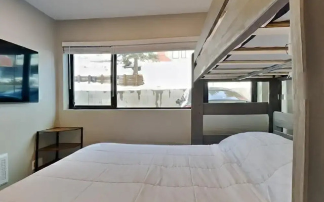 Two Bedroom Units at 1849 Condos with 3 Hot Tubs & Slopeside