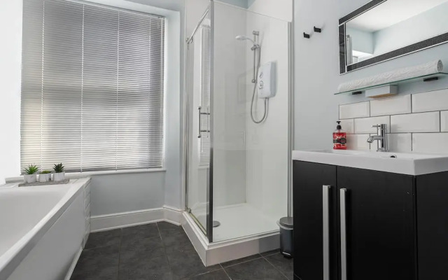 JOIVY Charming 4-Bed House Near The Hoe Park